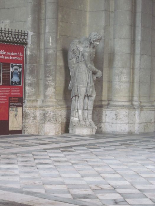 statue : Ange à la couronne d'épines