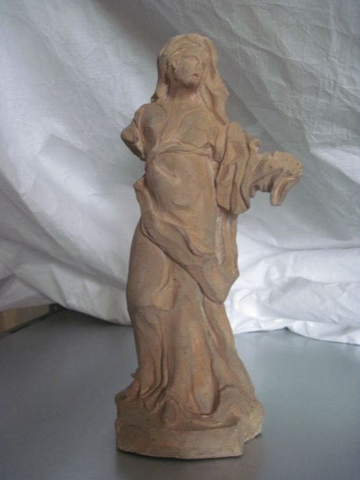 statuette : sainte non identifiée