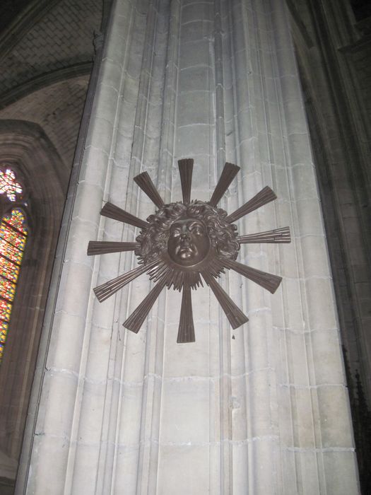 statue : masque de louis XIV en soleil