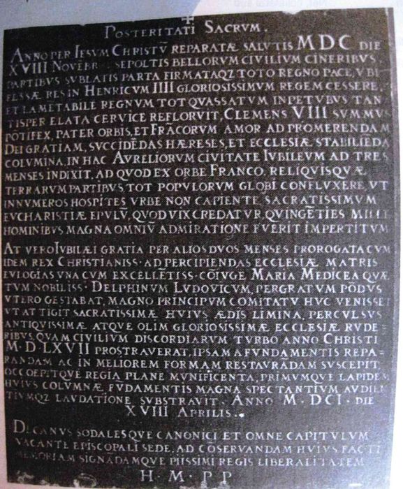 inscription commémorative de la reconstruction de la cathédrale d'Orléans par Henri IV, en 1601