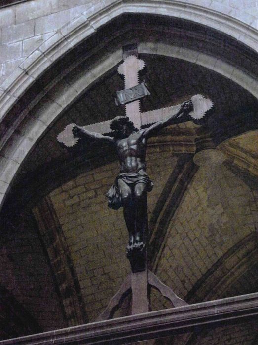 crucifix surmontant le banc d'oeuvre