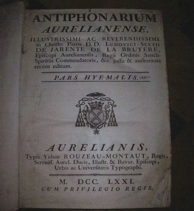 livre liturgique : Antiphonarium aurelianense, illustrissimi ac reverendissimi in Christo Patris D.D. Ludovici-Sextii de Jarente de la Bruyere, episcopi aurelianensis, regii ordinis sancti spiritus commendatoris, & c. jussu & auctoritate recens editu. Pars hyemalis [barré à la main et remplacé par verna].