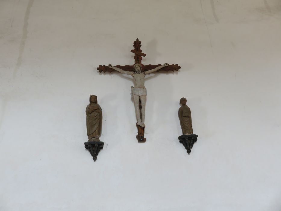 statues : Christ en croix, Vierge, saint Jean - © Ministère de la Culture (France), Direction Régionale des Affaires Culturelles du Centre-Val de Loire – Tous droits réservés 