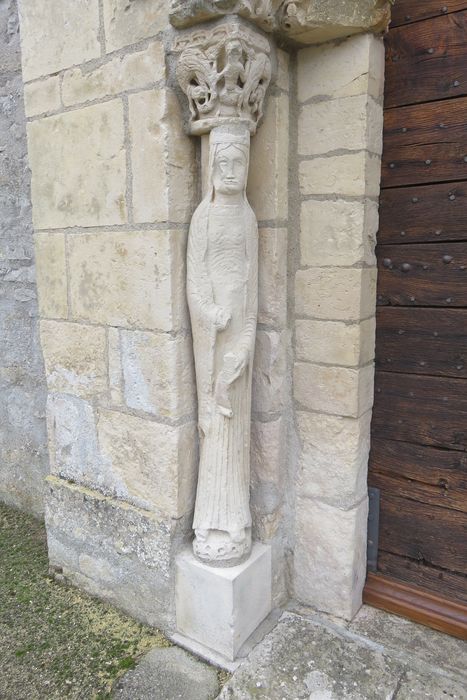 portail d’accès ouest, détail d’une statue colonne