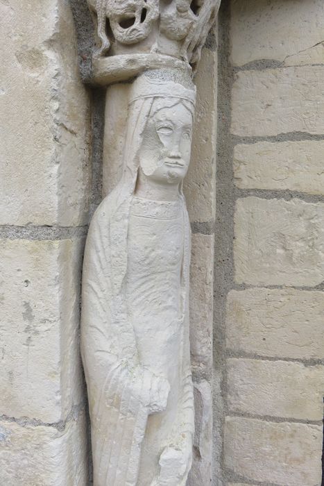 portail d’accès ouest, détail d’une statue colonne