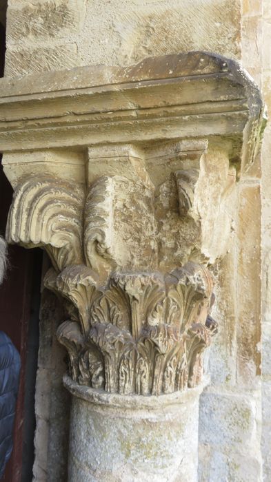 Portail d’accès ouest au porche, détail d’un chapiteau sculpté