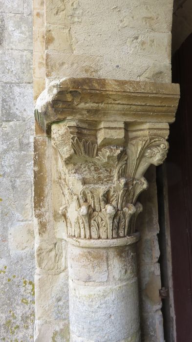 portail d’accès ouest au porche, détail d’un chapiteau sculpté