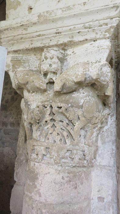 Nef, détail d’un chapiteau sculpté