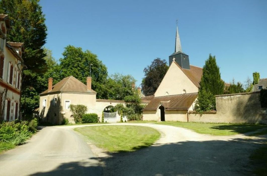 vue générale de l’église dans son environnement depuis le Sud-Ouest