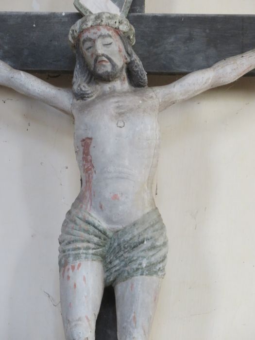 statue : Christ en croix, vue partielle