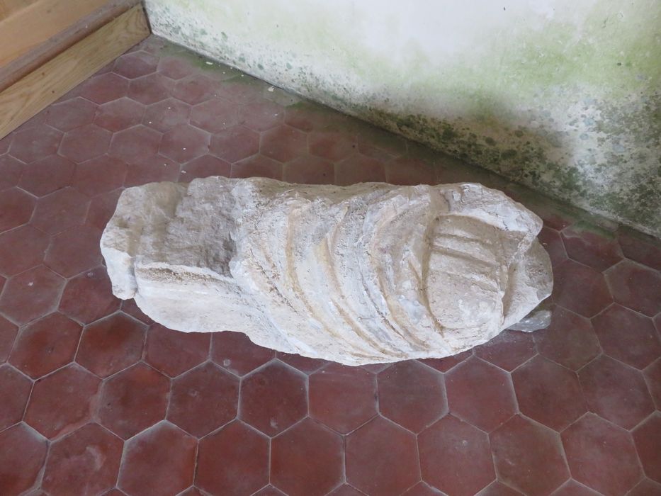 statue (fragment)