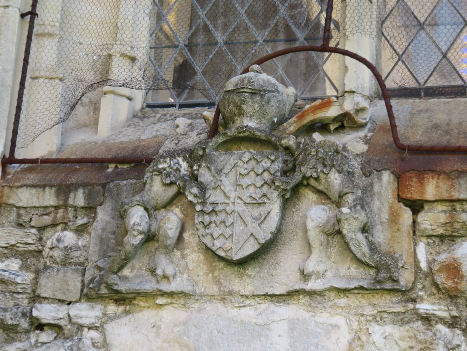 ancienne porte d’accès à la chapelle sud, détail du linteau armorié