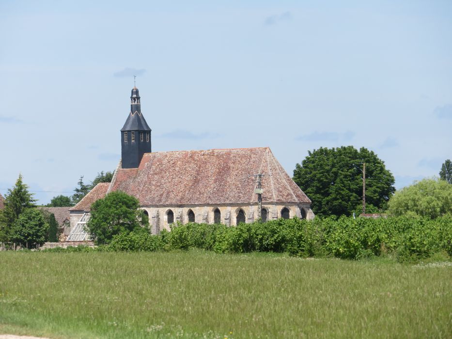 vue partielle de l’église dans son environnement depuis le Sud-Est