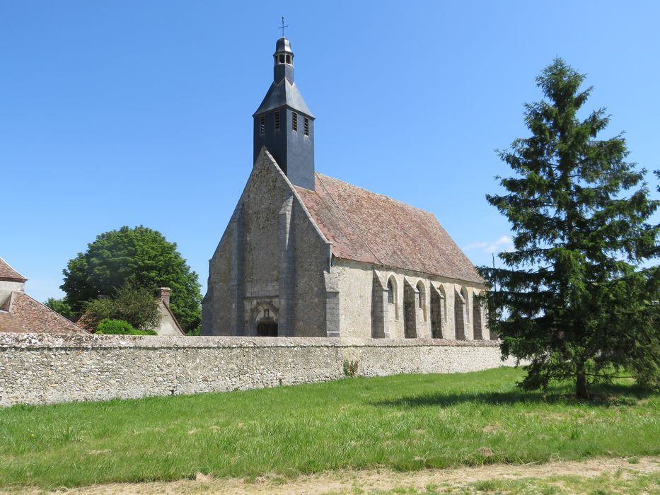 vue générale de l’église dans son environnement depuis le Sud-Ouest