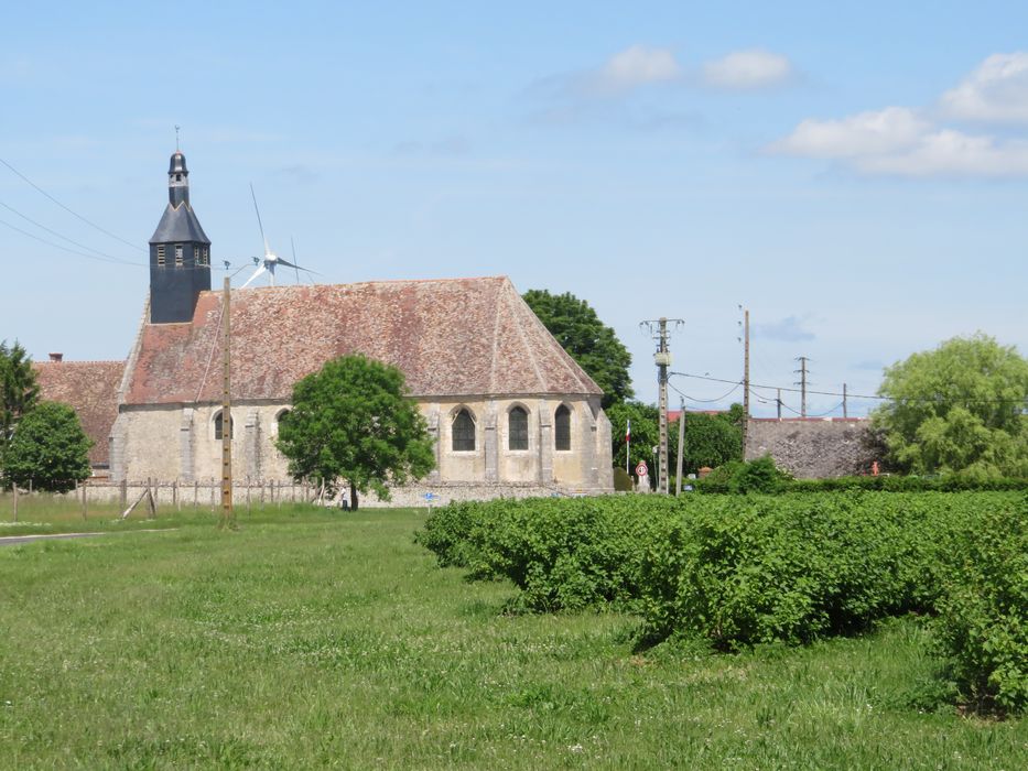 vue générale de l’église dans son environnement depuis le Sud-Est