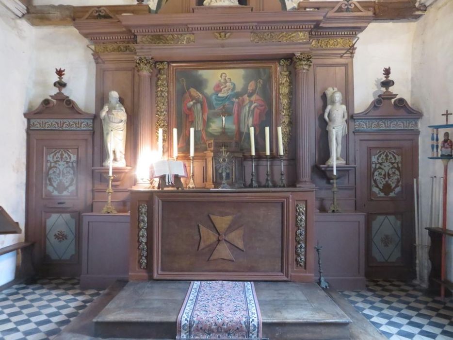 Retable du maître-autel avec ses trois sculptures, son tableau Saint Denis et saint Eutrope, son tabernacle, ses emmarchements