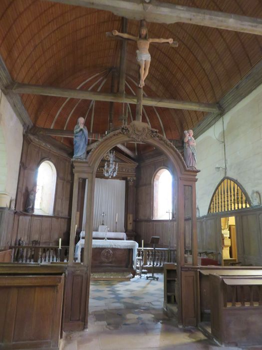 clôture de choeur, statues (poutre de gloire) : Christ en croix, Vierge, Marie-Madeleine