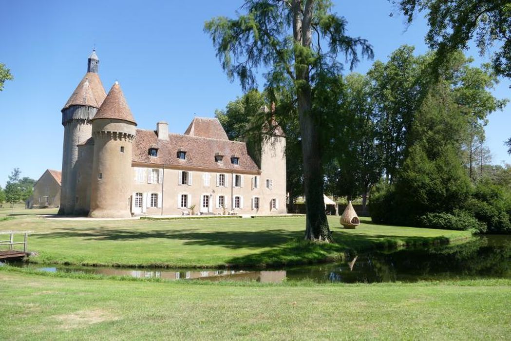 vue générale du château dans son environnement depuis le Sud-Ouest