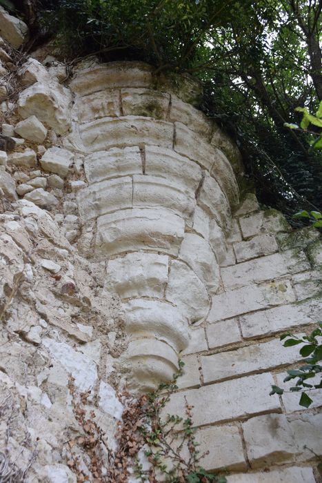 détail d’un cul de lampe située à la jonction de la courtine ouest et de la tour sud-ouest