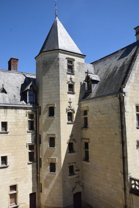 angle des façades sud-ouest, nord-ouest, tourelle d’escalier