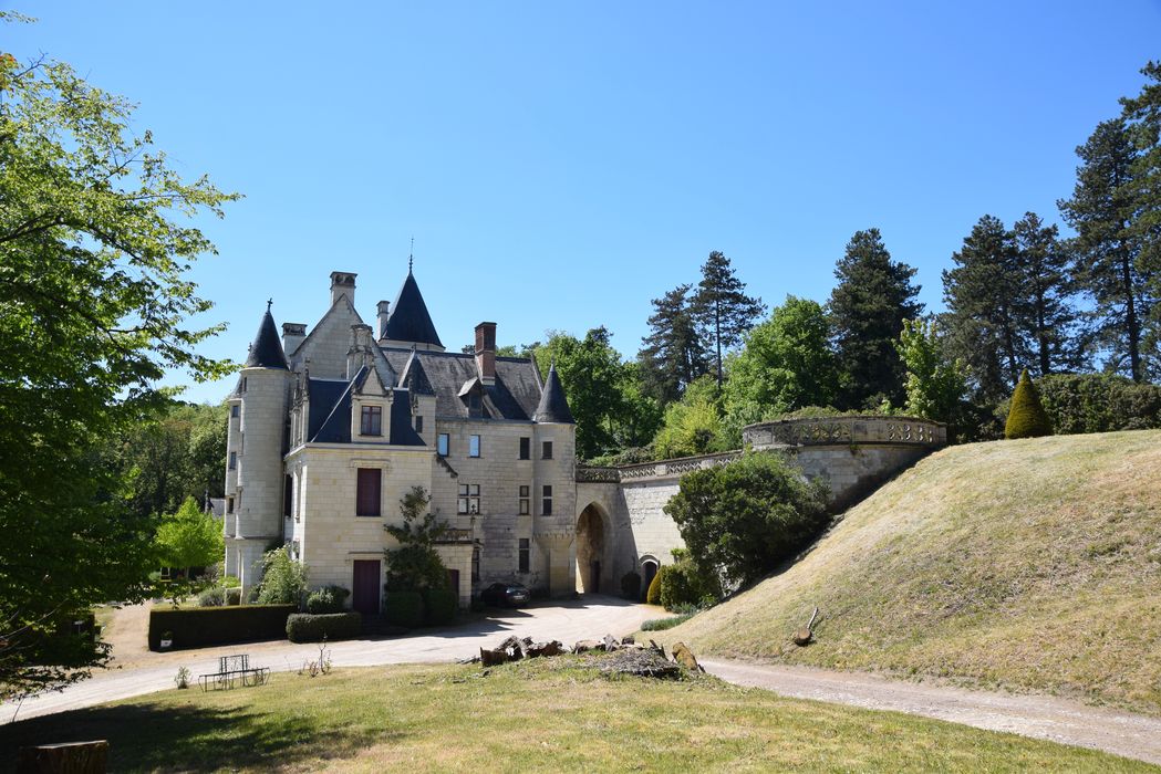 vue générale du château dans son environnement depuis le Nord-Est