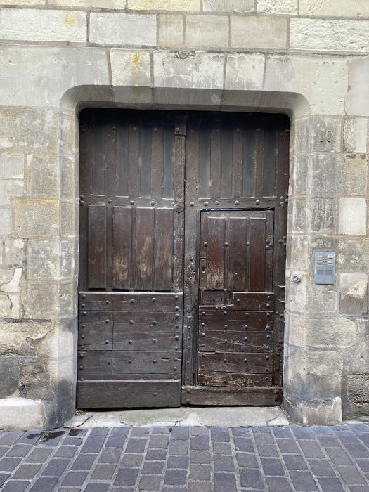 porte d’accès sur la rue Paul-Louis Courier