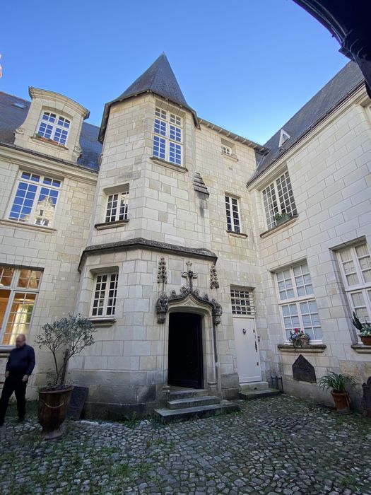 façade ouest sur la cour intérieure, tourelle d’escalier