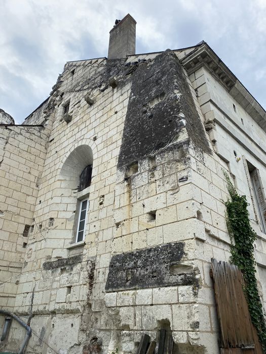 angle nord-est, vue partielle des façades