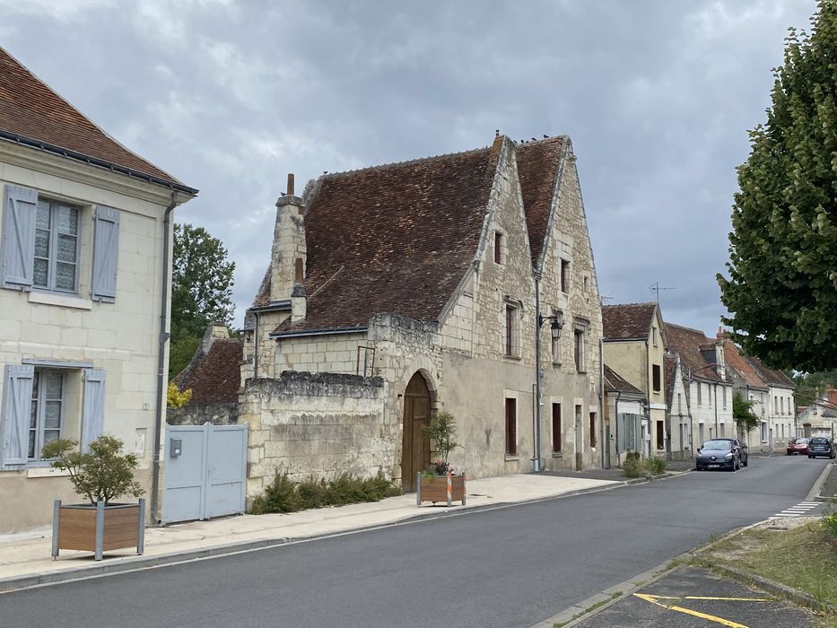 vue générale des façades est et sud depuis la rue Basse