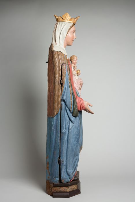 statue : Vierge à l'Enfant, profil droit