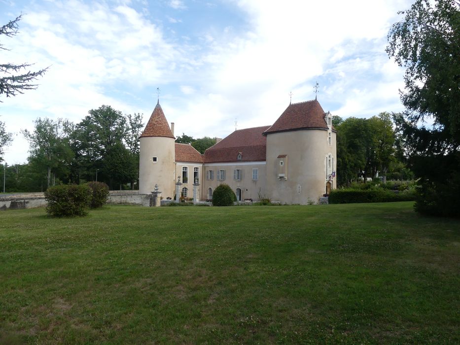 vue générale du château dans son environnement depuis le Sud