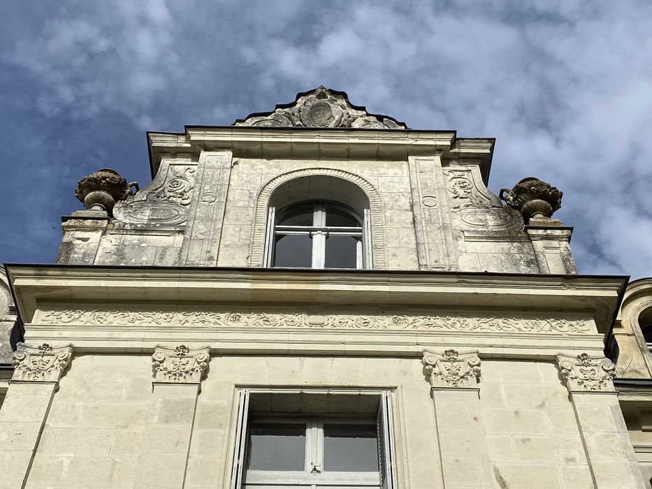 façade sud, travée centrale, lucarne et fronton