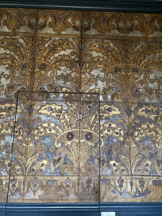 bibliothèque, décor de cuirs dorés, détail