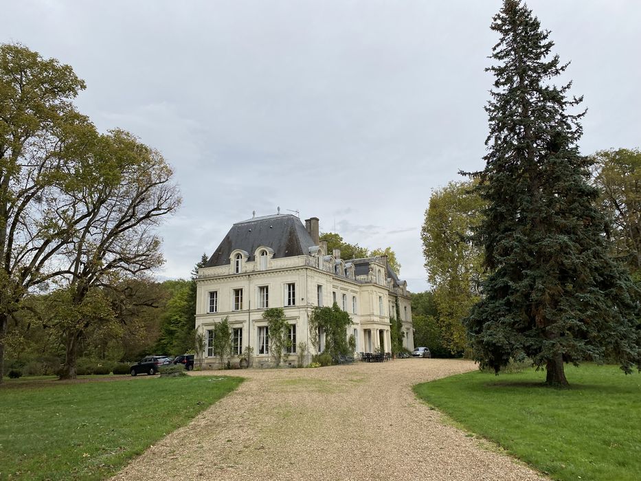vue générale du château dans son environnement depuis le Sud-Ouest