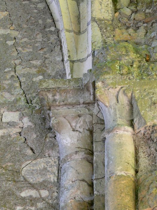 vestiges d’un bâtiment, détail de deux chapiteaux sculptés