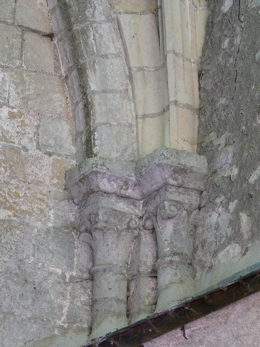 vestiges d’un bâtiment, détail de deux chapiteaux sculptés