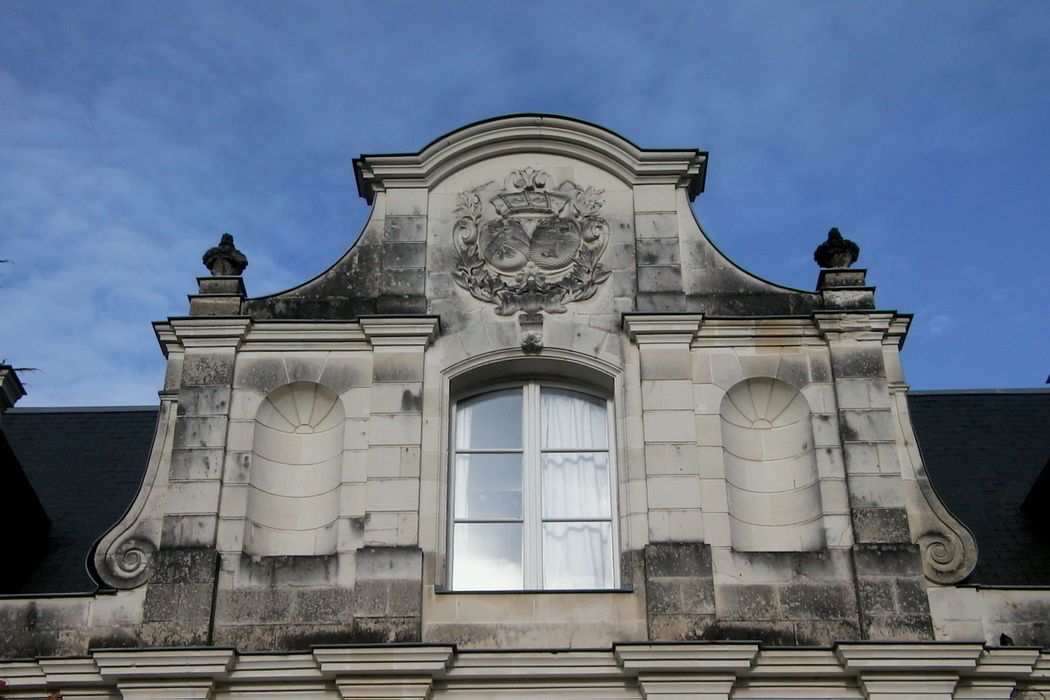 façade sud, détail de la lucarne centrale