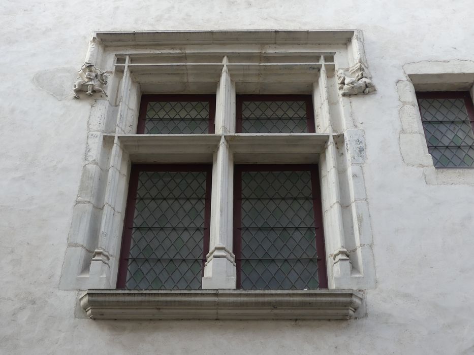 façade sur rue, détail d’une fenêtre à meneau