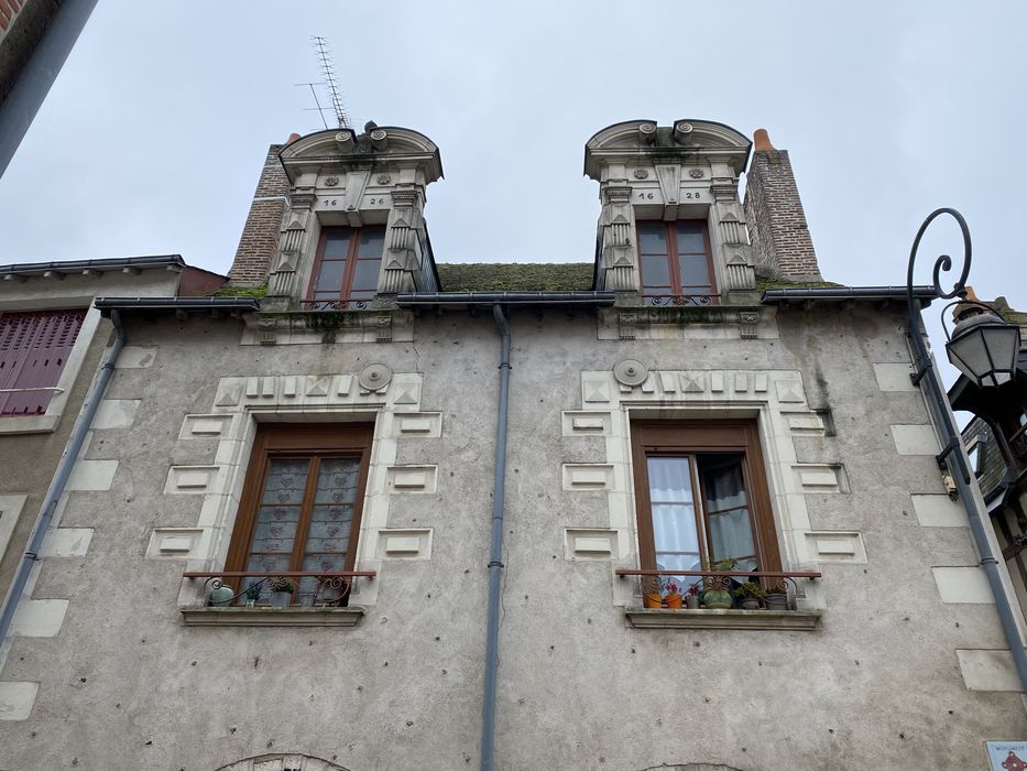 façade sur rue, vue partielle