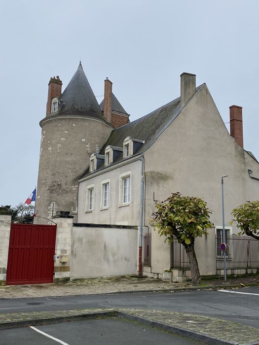 vue partielle des façades depuis la place du Château