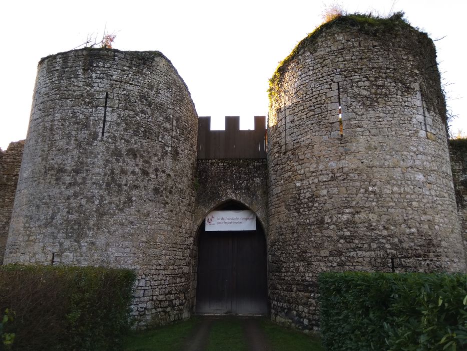 tours encadrant la porte d’accès nord