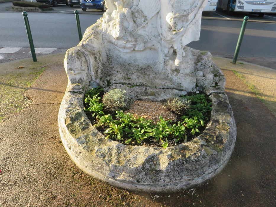 détail de la partie inférieure du monument