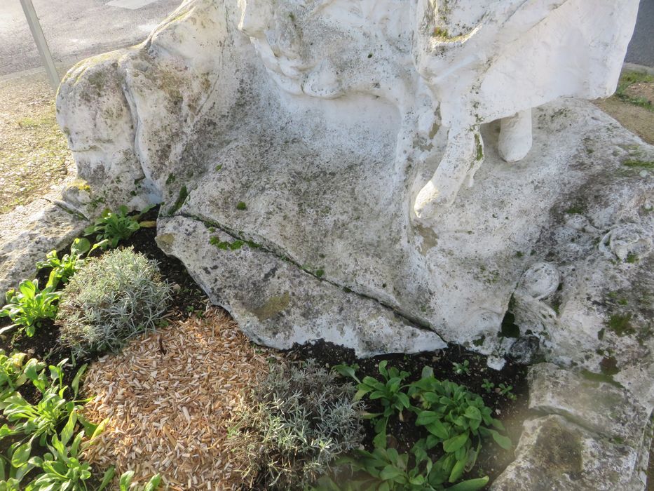 détail de la partie inférieure du monument