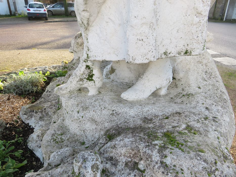 détail de la partie inférieure du monument