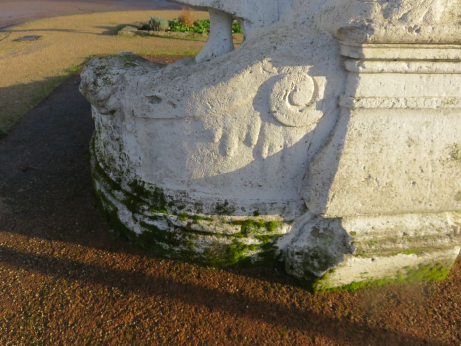 détail de la partie inférieure du monument
