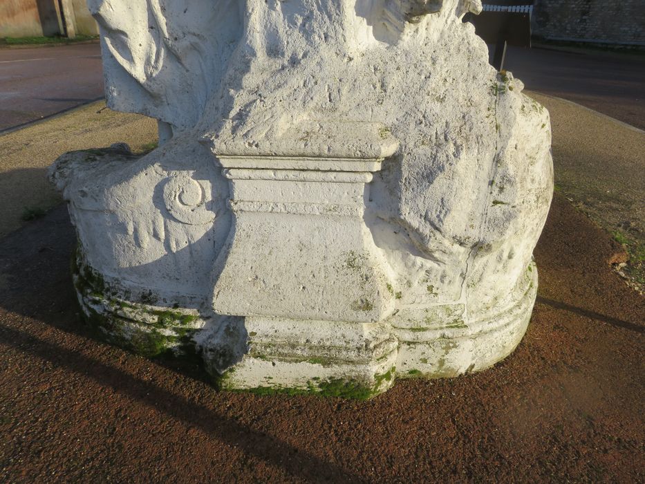 détail de la partie inférieure du monument