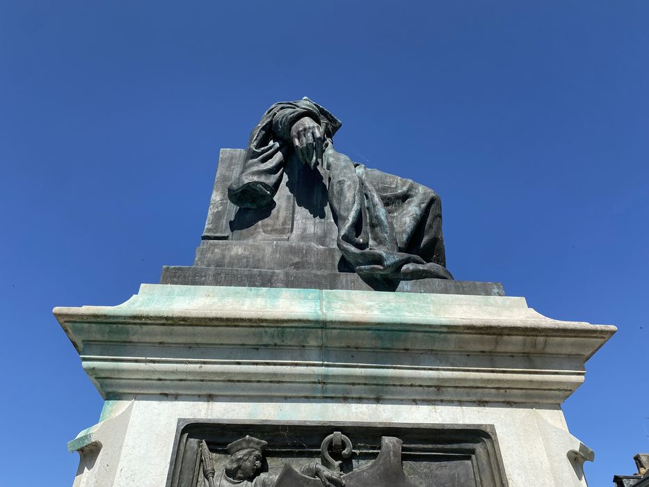 vue partielle du monument