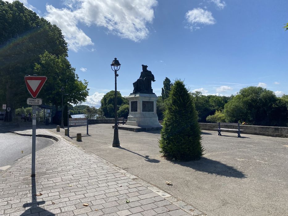 vue générale du monument dans son environnement
