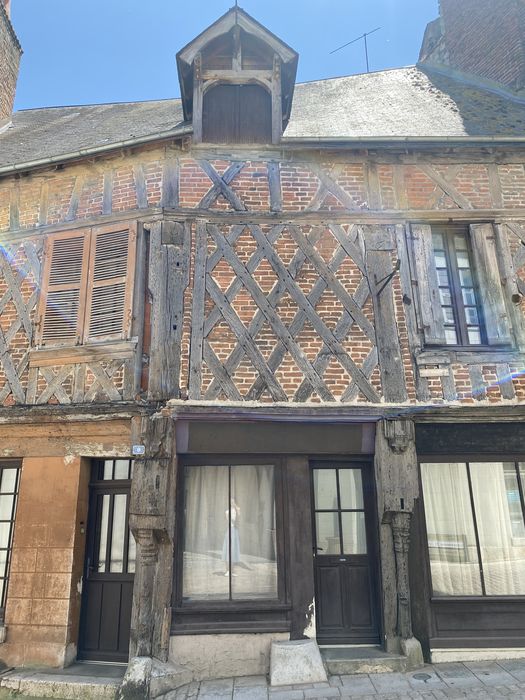façade sur rue, vue partielle