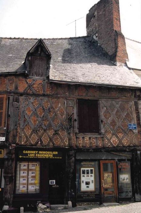 façade sur rue, vue partielle